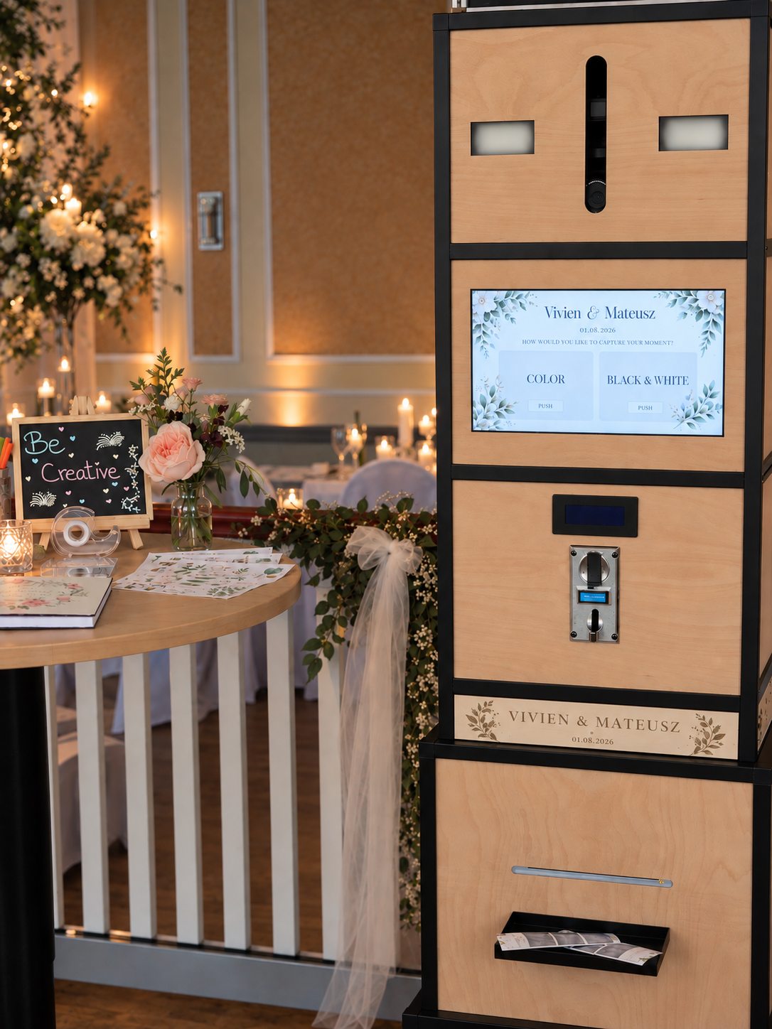 Knipskiste mit Gravur „Josi & Lars“ und Props-Tisch auf einer Hochzeit